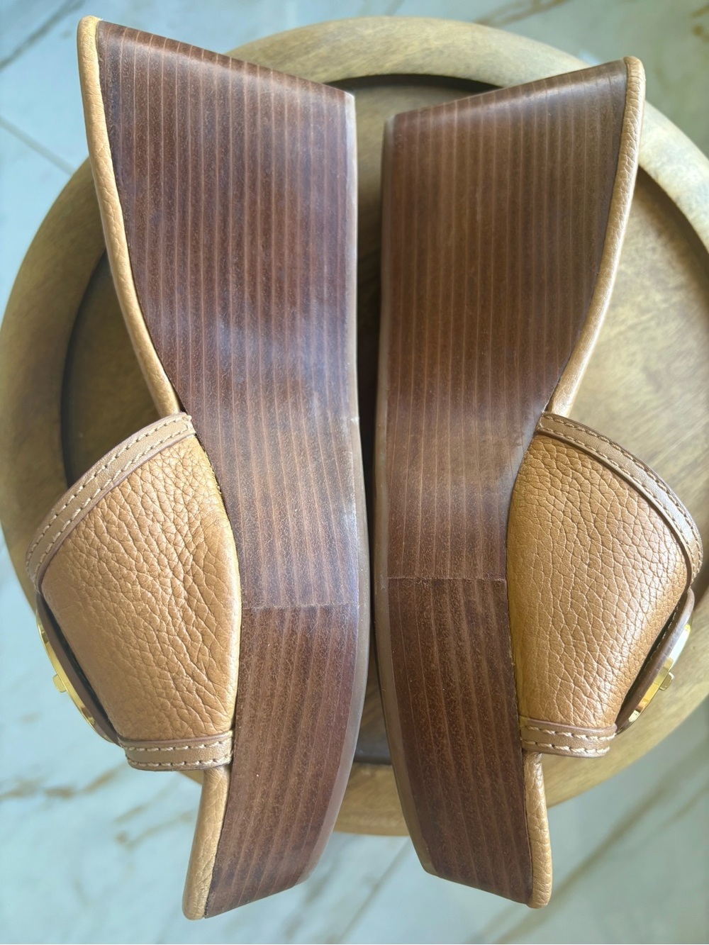 NEW Tory Burch SELMA Tan Leather Wedge Slides Gold Logo Medallions shoes 7.5M - Picture 6 of 9